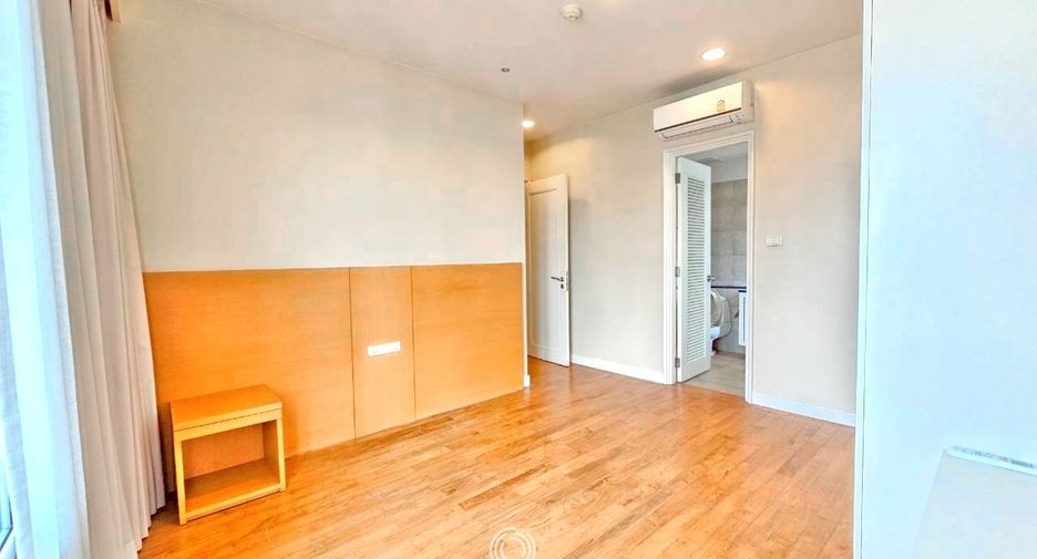 For rent 4 bedrooms condo in Watthana, Bangkok