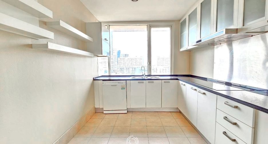 For rent 4 bedrooms condo in Watthana, Bangkok