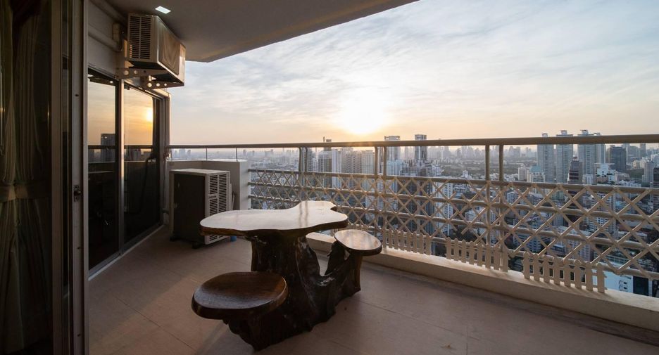 Condo en alquiler de 3 habitaciones en Khlong Toei, Bangkok