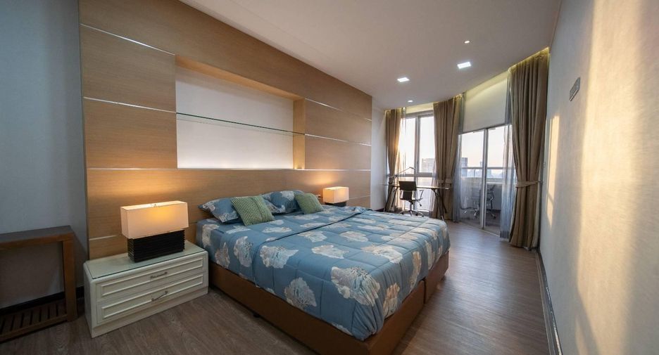 Condo en alquiler de 3 habitaciones en Khlong Toei, Bangkok
