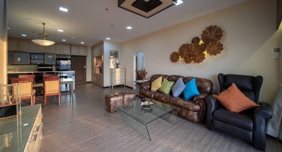 Condo en alquiler de 3 habitaciones en Khlong Toei, Bangkok