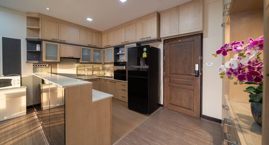 Condo en alquiler de 3 habitaciones en Khlong Toei, Bangkok