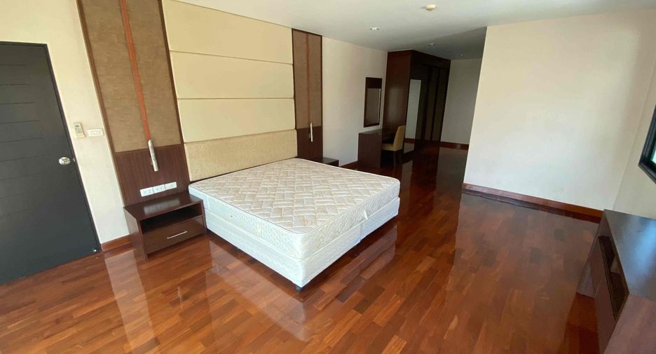 À louer 3 chambres maison de ville à Khlong Toei, Bangkok