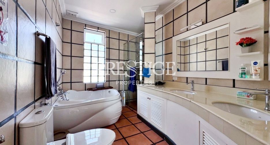 Casa en alquiler de 4 habitaciones en Bang Lamung, Chonburi