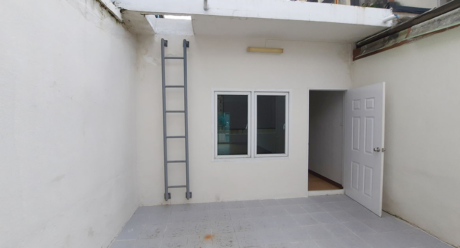 Gewerbefläche zum Kauf mit 3 Zimmer in Lat Phrao, Bangkok
