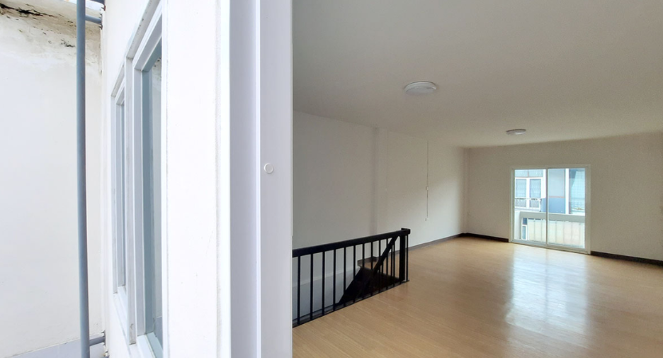 Gewerbefläche zum Kauf mit 3 Zimmer in Lat Phrao, Bangkok