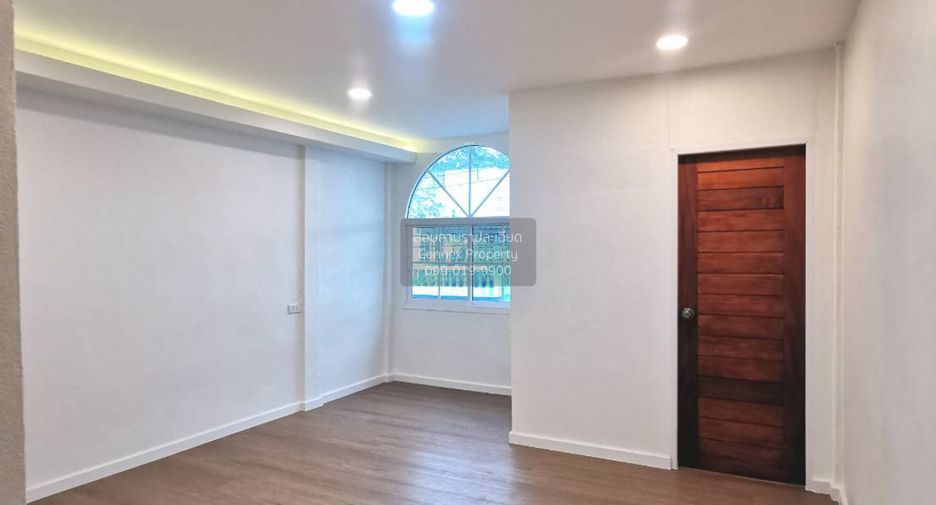 Casa adosada en venta de 2 habitaciones en Sai Mai, Bangkok
