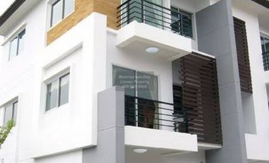 Casa adosada en venta de 3 habitaciones en Suan Luang, Bangkok