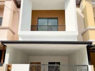 Casa adosada en venta de 3 habitaciones en Khlong Sam Wa, Bangkok
