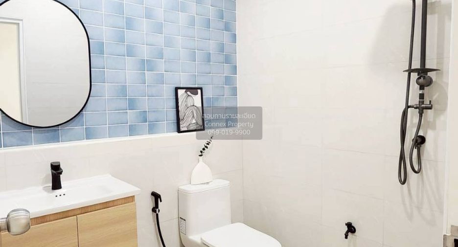 Casa adosada en venta de 3 habitaciones en Khlong Sam Wa, Bangkok