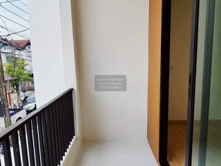 Casa adosada en venta de 3 habitaciones en Khlong Sam Wa, Bangkok