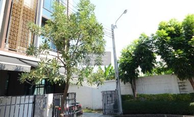 For sale 4 bedrooms townhouse in Mueang Nonthaburi, Nonthaburi