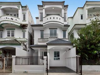 For sale 4 bedrooms townhouse in Don Mueang, Bangkok