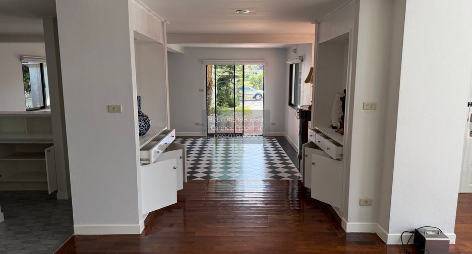 For rent 3 bedrooms house in Khan Na Yao, Bangkok