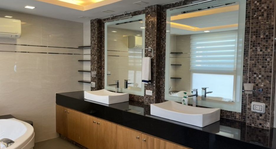 For sale 2 bedrooms condo in Pratumnak, Pattaya