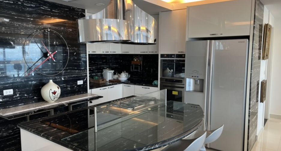 For sale 2 bedrooms condo in Pratumnak, Pattaya