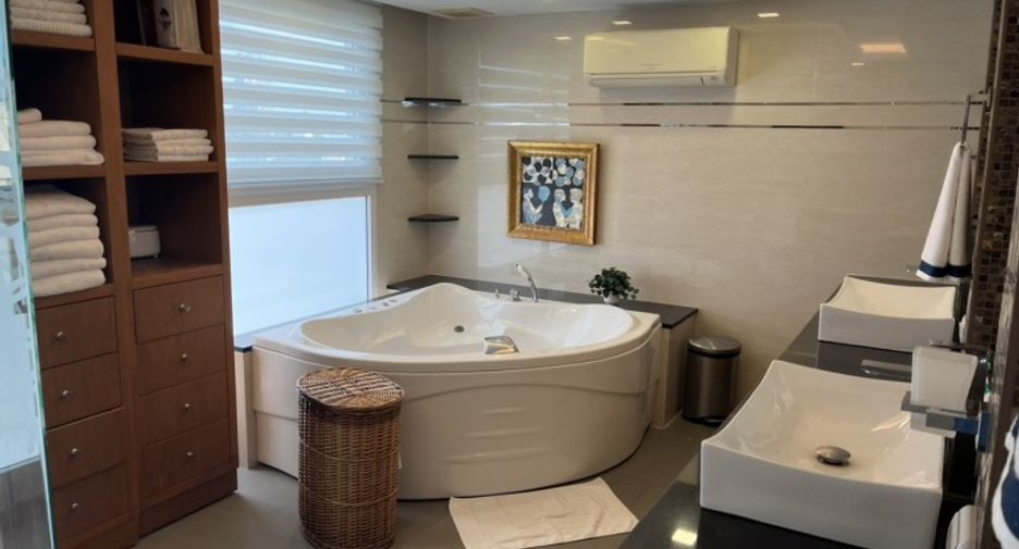 For sale 2 bedrooms condo in Pratumnak, Pattaya