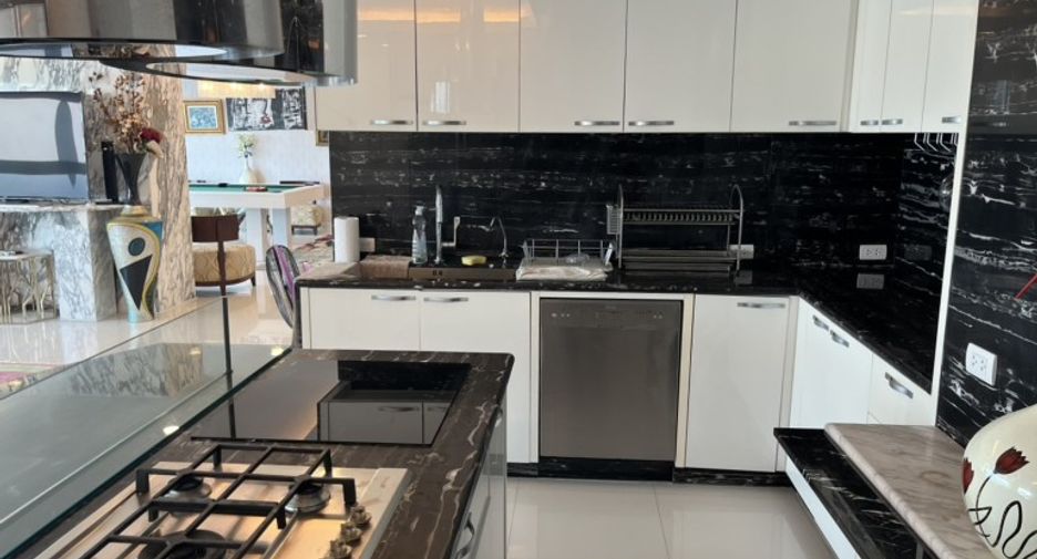 For sale 2 bedrooms condo in Pratumnak, Pattaya