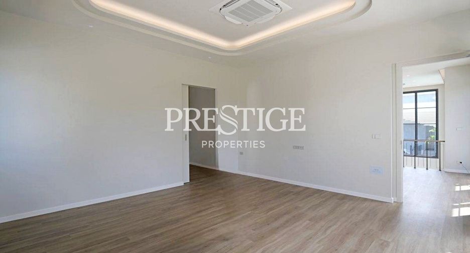 For sale 4 bedrooms house in East Pattaya, Pattaya
