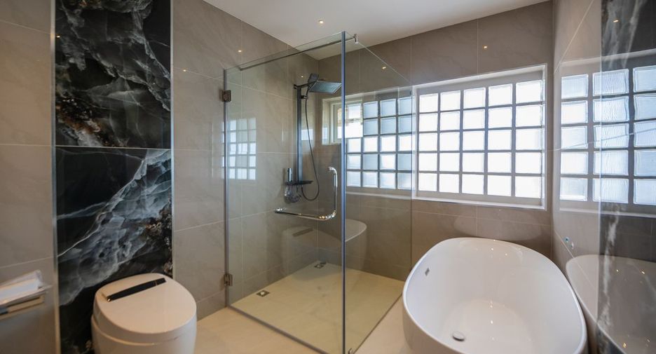 Haus zum Kauf mit 5 Zimmer in Bang Lamung, Chonburi