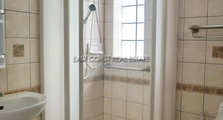 For rent and for sale 4 bedrooms house in Bang Lamung, Chonburi