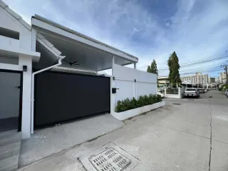 Haus zur Miete mit 8 Zimmer in Bang Lamung, Chonburi