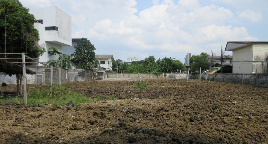 For sale 3 bedrooms house in Taling Chan, Bangkok