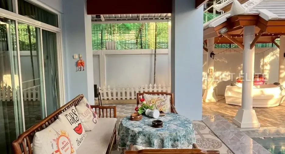 Casa en alquiler de 5 habitaciones en Bang Lamung, Chonburi