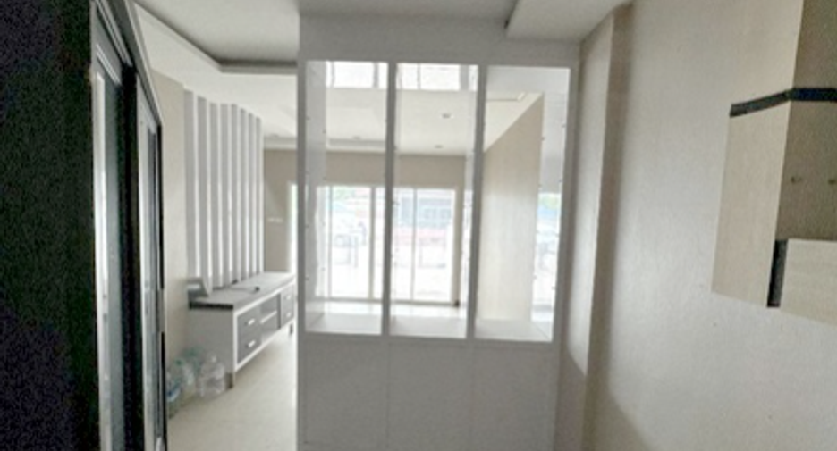 À vendre 3 chambres maison de ville à Bang Lamung, Chonburi