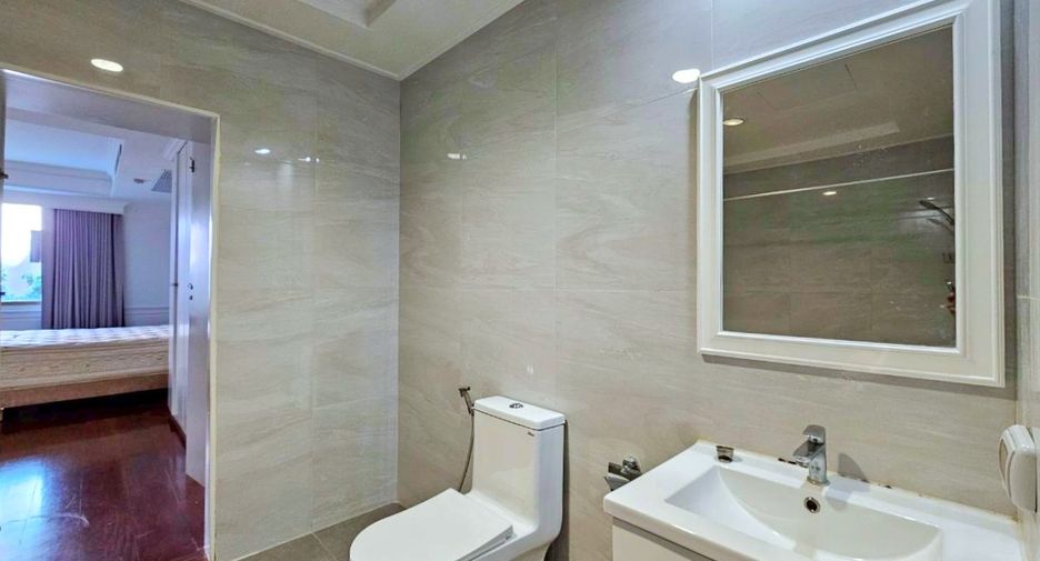 For rent 2 bedrooms condo in Khlong Toei, Bangkok