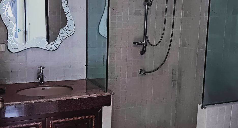 For sale 4 ベッドルーム house in Bang Lamung, Chonburi