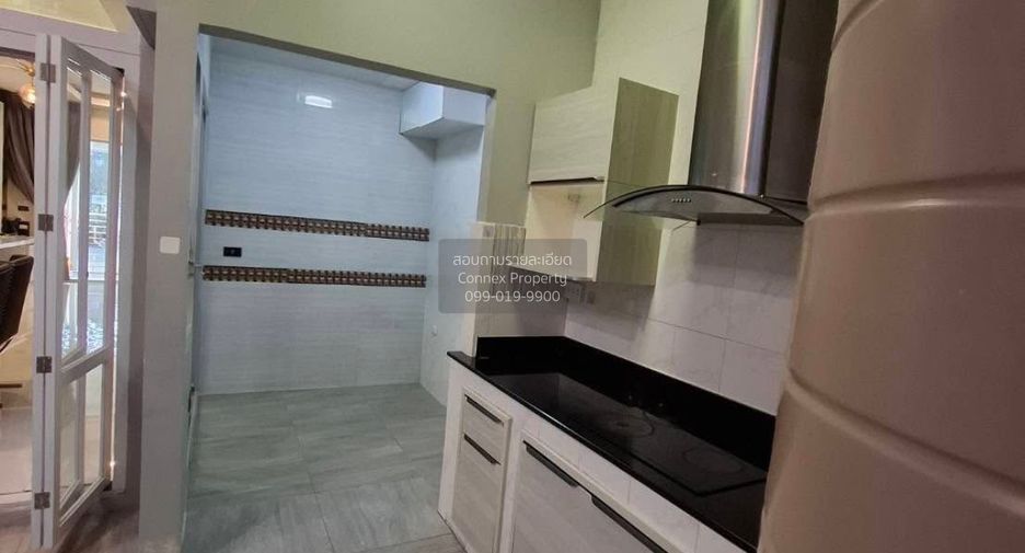 For sale 3 bedrooms townhouse in Chatuchak, Bangkok