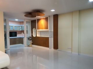 For sale 3 bedrooms townhouse in Watthana, Bangkok
