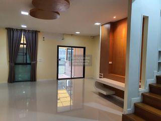 For sale 3 bedrooms townhouse in Watthana, Bangkok