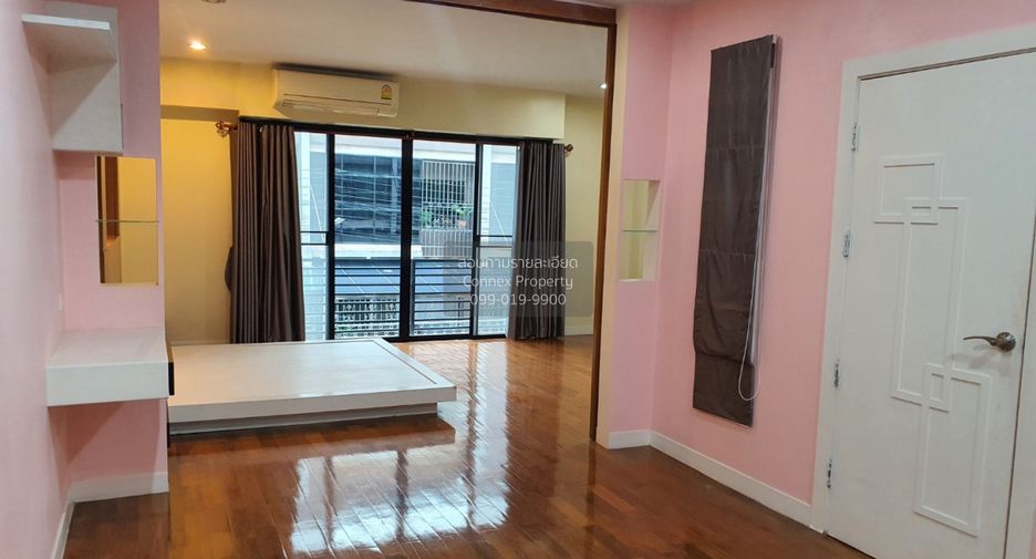 For sale 3 bedrooms townhouse in Watthana, Bangkok
