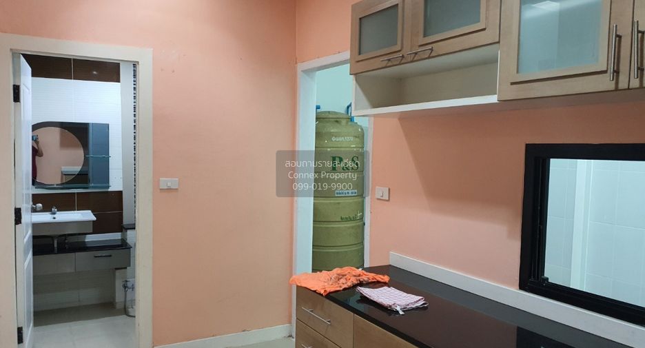 For sale 3 bedrooms townhouse in Watthana, Bangkok