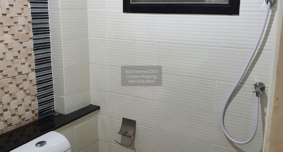For sale 3 bedrooms townhouse in Watthana, Bangkok