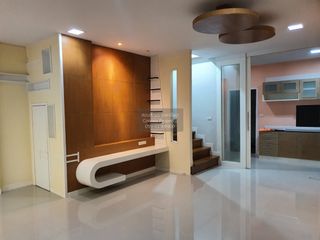 For sale 3 bedrooms townhouse in Watthana, Bangkok