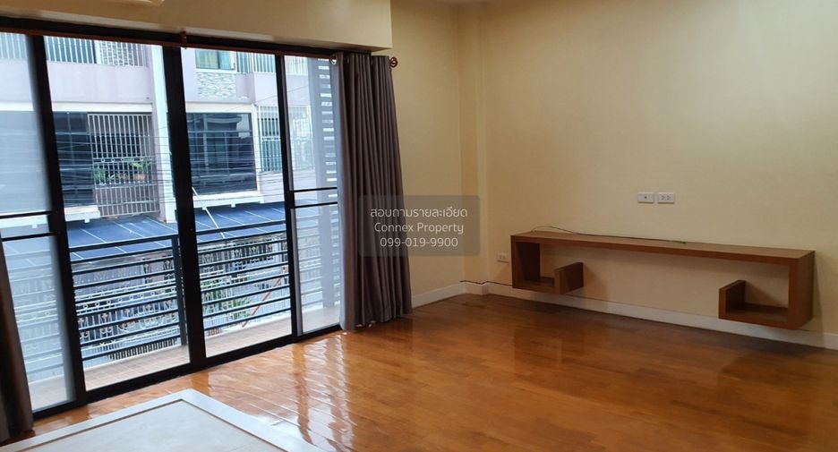 For sale 3 bedrooms townhouse in Watthana, Bangkok