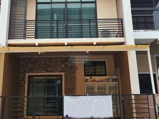 For sale 3 bedrooms townhouse in Watthana, Bangkok