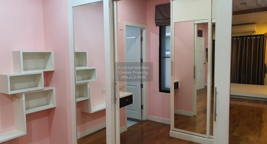 For sale 3 bedrooms townhouse in Watthana, Bangkok