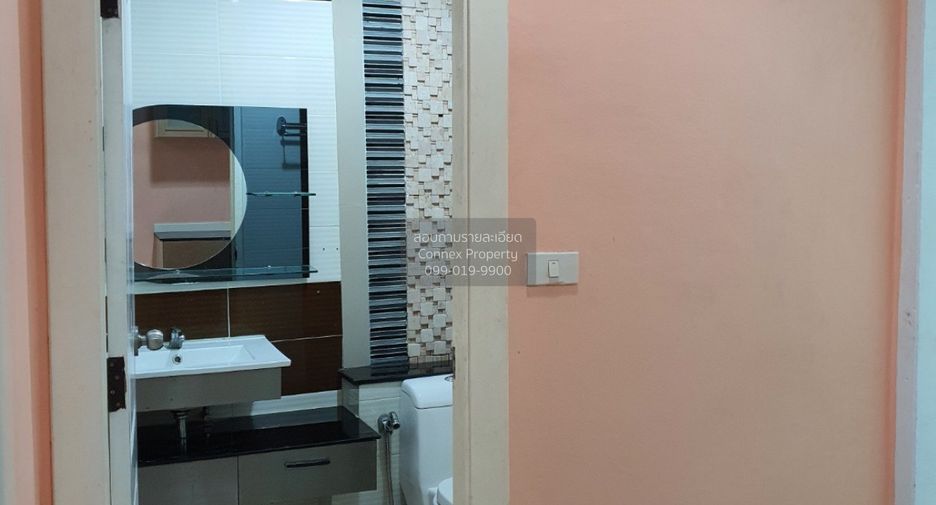 For sale 3 bedrooms townhouse in Watthana, Bangkok