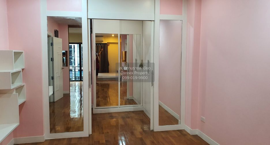 For sale 3 bedrooms townhouse in Watthana, Bangkok