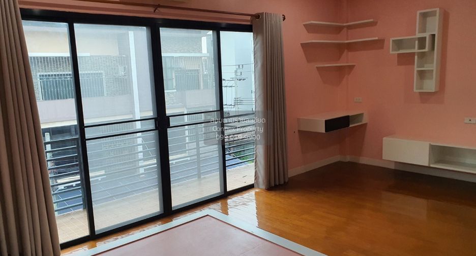 For sale 3 bedrooms townhouse in Watthana, Bangkok