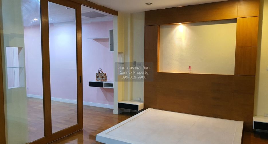 For sale 3 bedrooms townhouse in Watthana, Bangkok