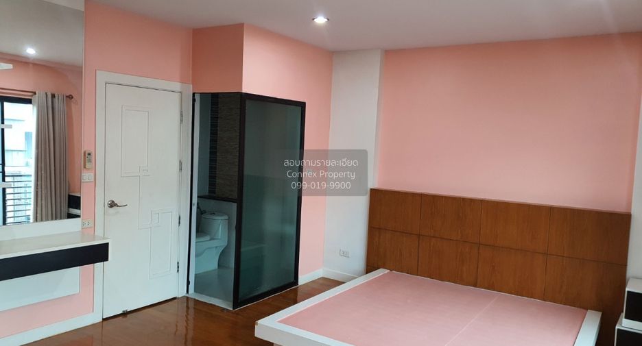 For sale 3 bedrooms townhouse in Watthana, Bangkok