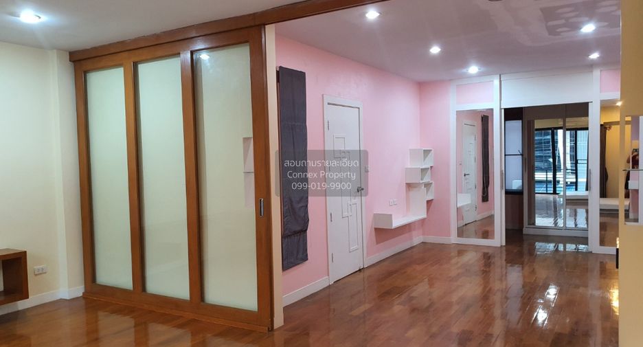 For sale 3 bedrooms townhouse in Watthana, Bangkok
