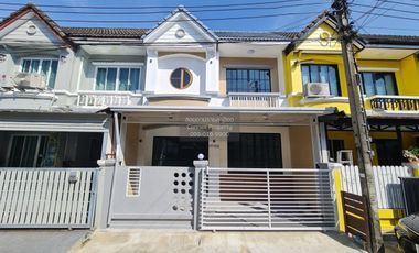 For sale 4 ベッドルーム townhouse in Khlong Sam Wa, Bangkok