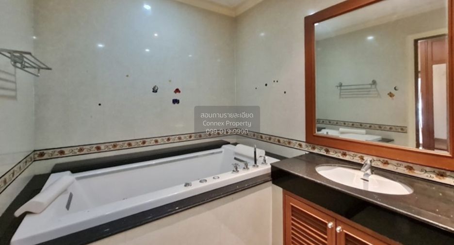 For sale 5 bedrooms house in Thawi Watthana, Bangkok