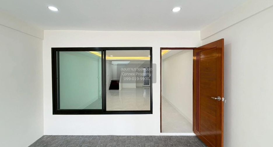 For sale 2 ベッドルーム townhouse in Lat Phrao, Bangkok